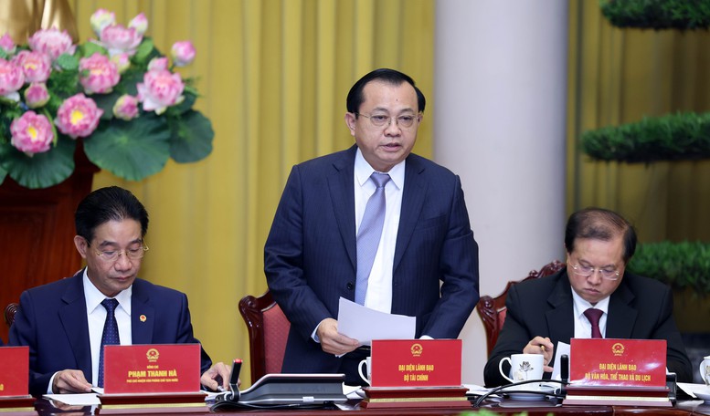 Thứ trưởng Bộ Tài chính Lê Tấn Cận phát biểu tại buổi họp báo - Ảnh: VGP/Đức Tuân Thứ trưởng Bộ Tài chính Lê Tấn Cận phát biểu tại buổi họp báo - Ảnh: VGP/Đức Tuân