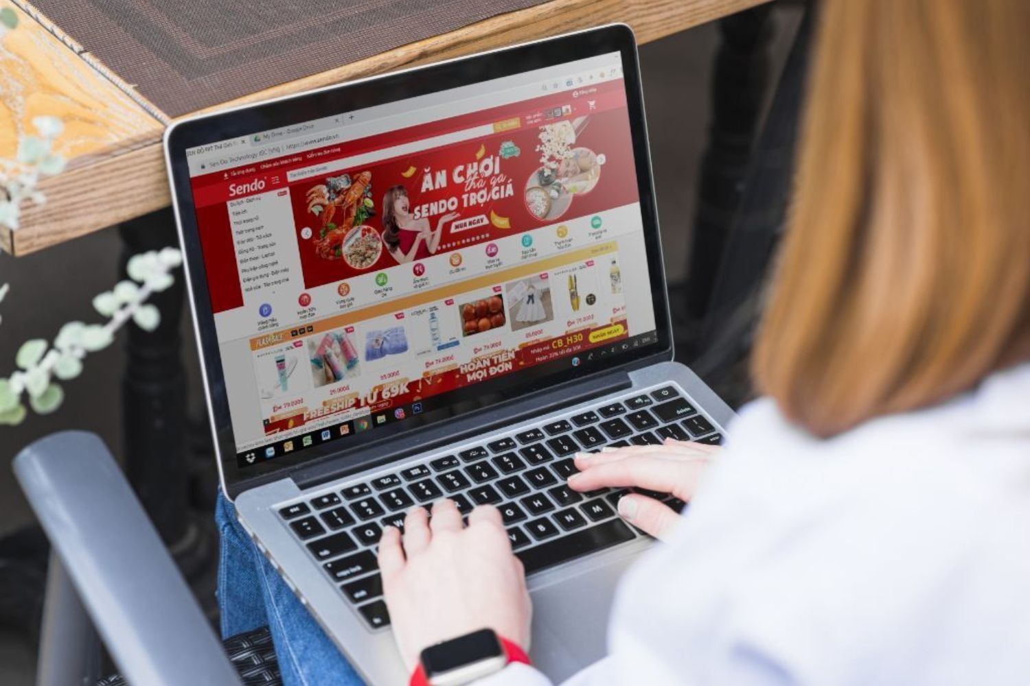 thu thuế từ các hoạt động kinh doanh thương mại điện tử và kinh tế số khác là 98 nghìn tỷ đồng, tăng 58% so với cùng kỳ năm 2024. (Ảnh minh họa) thu thuế từ các hoạt động kinh doanh thương mại điện tử và kinh tế số khác là 98 nghìn tỷ đồng, tăng 58% so với cùng kỳ năm 2024. (Ảnh minh họa)