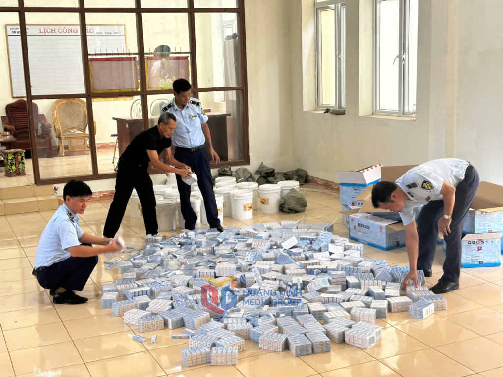 Đội QLTT số 4 thu giữ 5.400 tuýp thuốc bôi da và 400 lít siro mạch nha không có hóa đơn chứng từ ngày 11/6 tại kho hàng thuộc tổ 4, khu Hồng Phong, phường Ninh Dương, TP Móng Cái (nay là phường Móng Cái II, tỉnh Quảng Ninh).