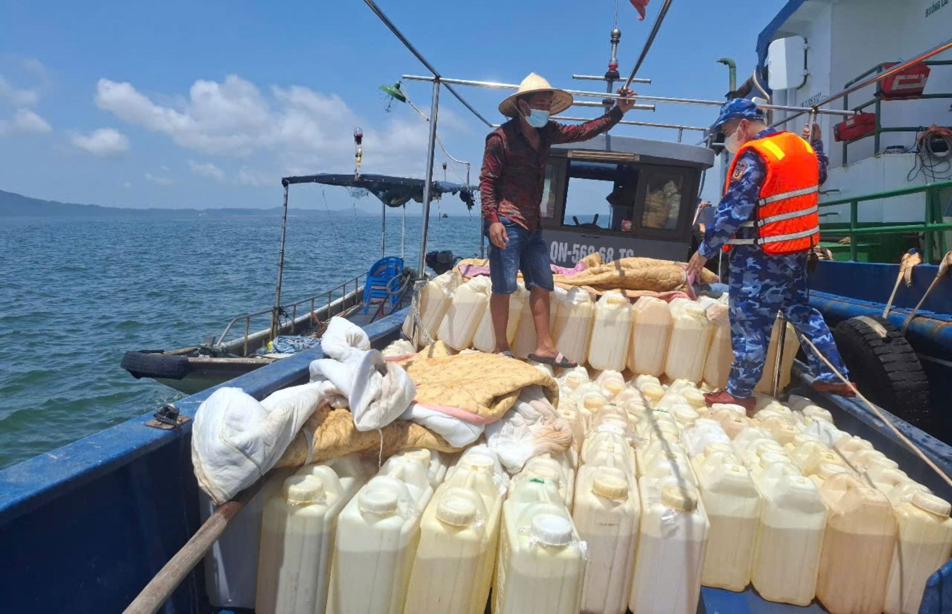 Tạm giữ 4.000 lít xăng không rõ nguồn gốc