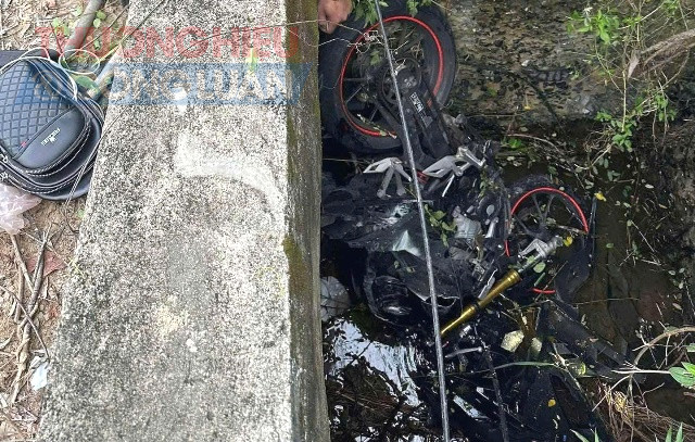 Chiếc mô tô phân khối lớn hư hỏng hoàn toàn, nam du khách quốc tịch Mỹ tử vong Chiếc mô tô phân khối lớn hư hỏng hoàn toàn, nam du khách quốc tịch Mỹ tử vong