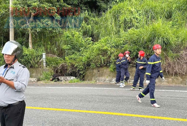 Phòng Cảnh sát Phòng cháy chữa cháy - Cứu nạn cứu hộ đã điều 1 xe cùng 8 cán bộ, chiến sĩ nhanh chóng tiếp cận hiện trường. Phòng Cảnh sát Phòng cháy chữa cháy - Cứu nạn cứu hộ đã điều 1 xe cùng 8 cán bộ, chiến sĩ nhanh chóng tiếp cận hiện trường.