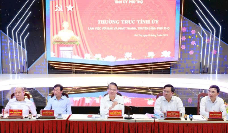 Thường trực Tỉnh ủy Phú Thọ làm việc với Báo và Phát thanh, truyền hình Phú Thọ. Thường trực Tỉnh ủy Phú Thọ làm việc với Báo và Phát thanh, truyền hình Phú Thọ.