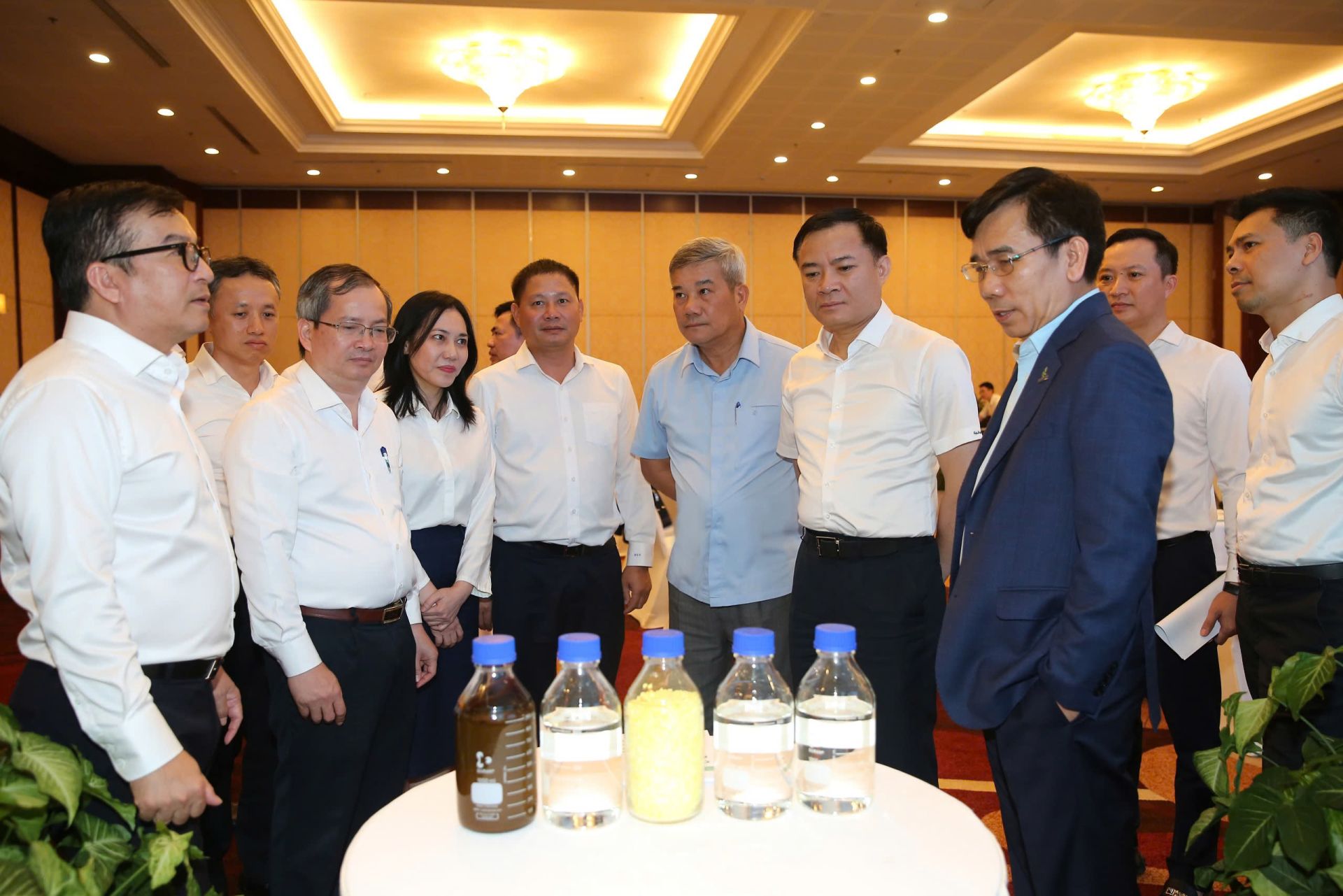 Lãnh đạo BSR giới thiệu 5 dòng sản phẩm mới ra mắt trong 6 tháng đầu năm, gồm: Lưu huỳnh hạt, SAF, MHO, White spirit, SMFO tới lãnh đạo Petrovietnam Lãnh đạo BSR giới thiệu 5 dòng sản phẩm mới ra mắt trong 6 tháng đầu năm, gồm: Lưu huỳnh hạt, SAF, MHO, White spirit, SMFO tới lãnh đạo Petrovietnam