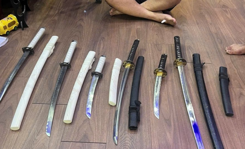 Hung khí mà cơ quan Công an thu được qua khám xét nơi ở của các đối tượng. Hung khí mà cơ quan Công an thu được qua khám xét nơi ở của các đối tượng.