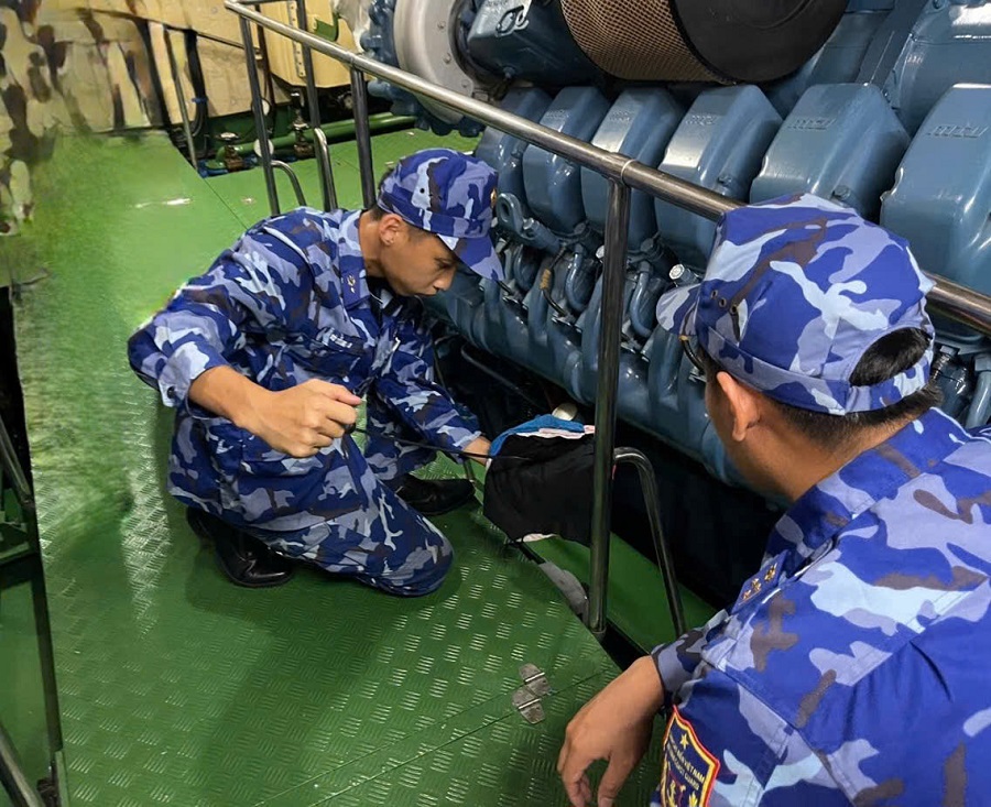 Kiểm tra lần cuối máy móc, nhiên liệu trước khi rời bến