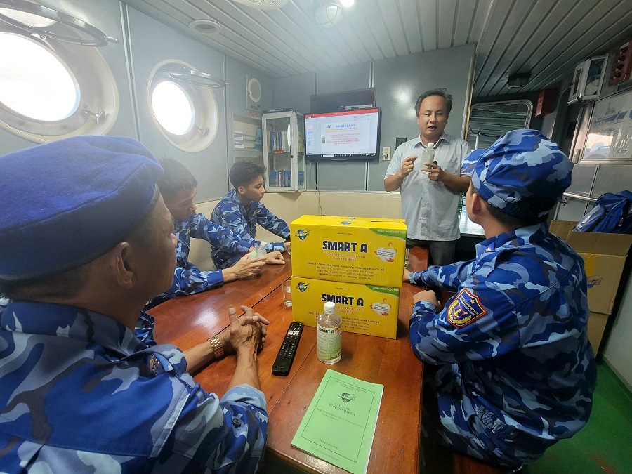 Ông Hà Văn Nam - Giám đốc của Công ty TNHH Ứng dụng Khoa học công nghệ quốc tế trao tặng và hướng dẫn cán bộ, chiến sĩ sử dụng sản phẩm Smart A