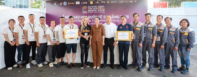 Phó Chủ tịch UBND TP. Đà Nẵng bà Nguyễn Thị Anh Thi thăm, tặng quà 2 đội thi trước thềm chung kết.