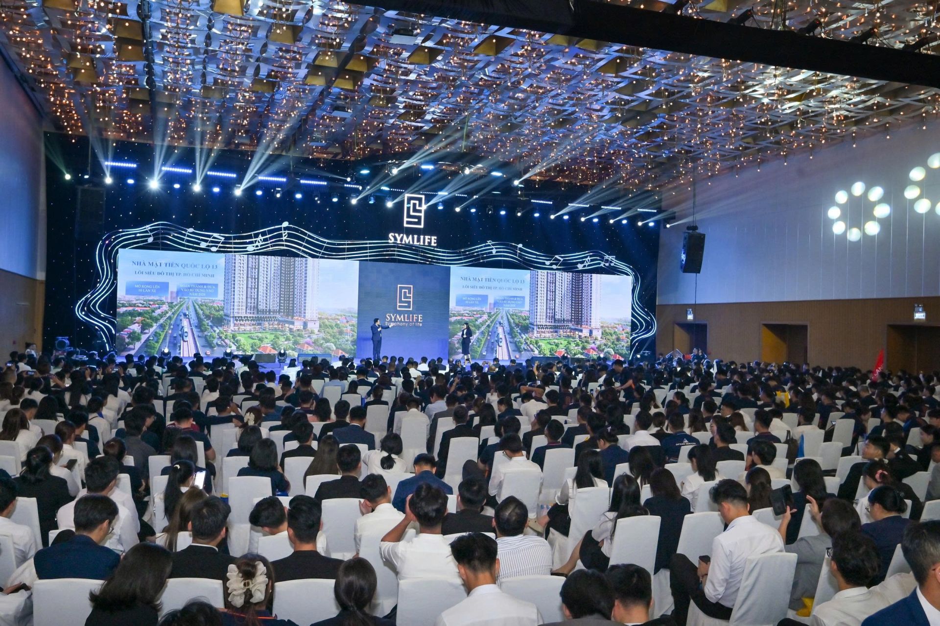Symlife Concert - Sự kiện kick-off dự án Symlife đã thu hút gần 1500 chuyên viên tư vấn đến tham dự trong không khí đầy sôi động Symlife Concert - Sự kiện kick-off dự án Symlife đã thu hút gần 1500 chuyên viên tư vấn đến tham dự trong không khí đầy sôi động