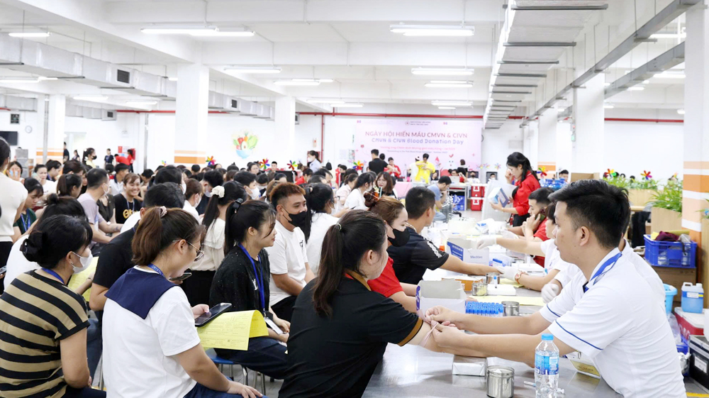Đông đảo đoàn viên, người lao động đăng ký tham gia hiến máu.