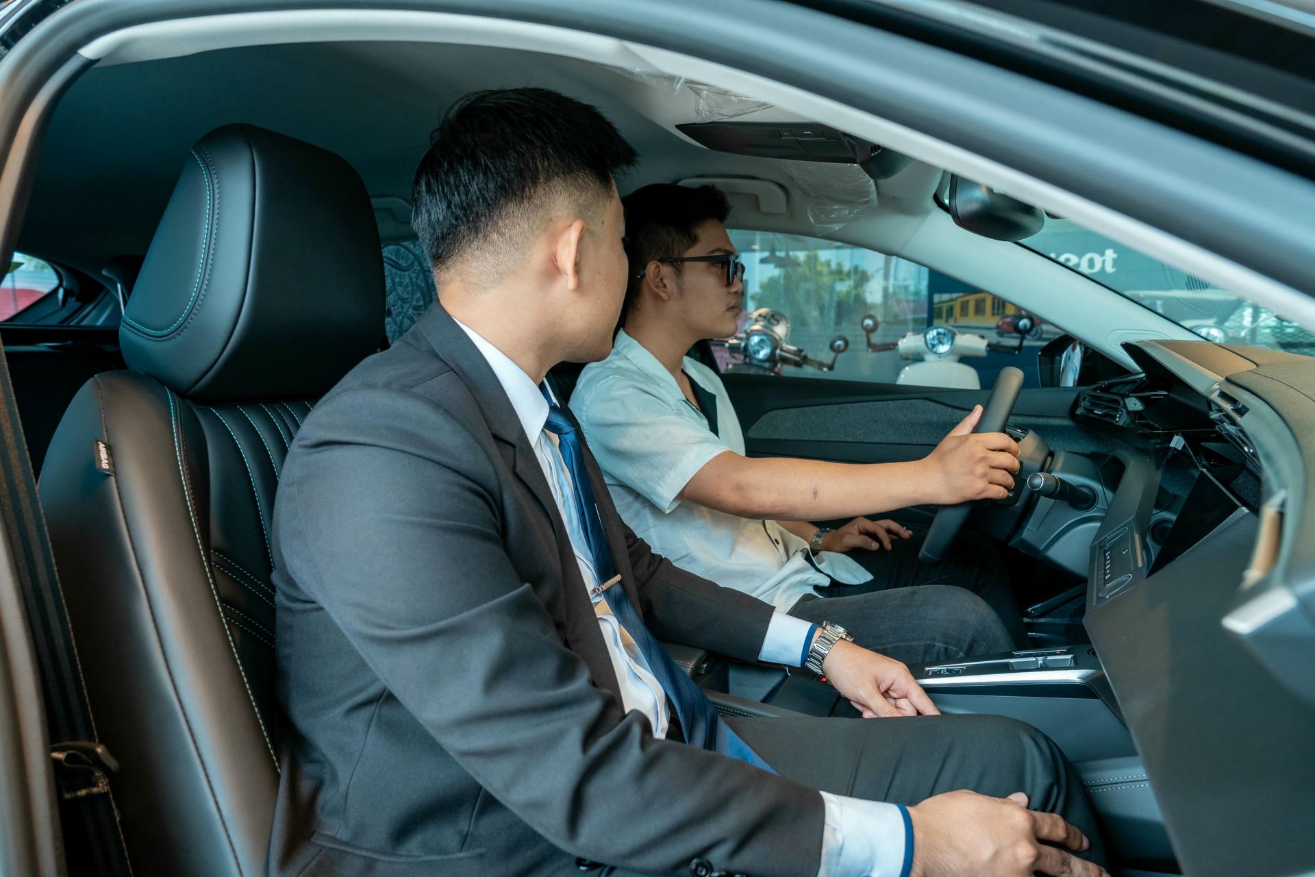 Khách hàng trải nghiệm lái thử các dòng xe Peugeot mới và được chăm sóc xe miễn phí