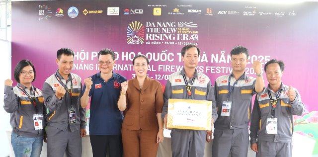 Phó Chủ tịch UBND TP. Đà Nẵng Nguyễn Thị Anh Thi thăm, tặng quà đội Việt Nam trước thềm chung kết.