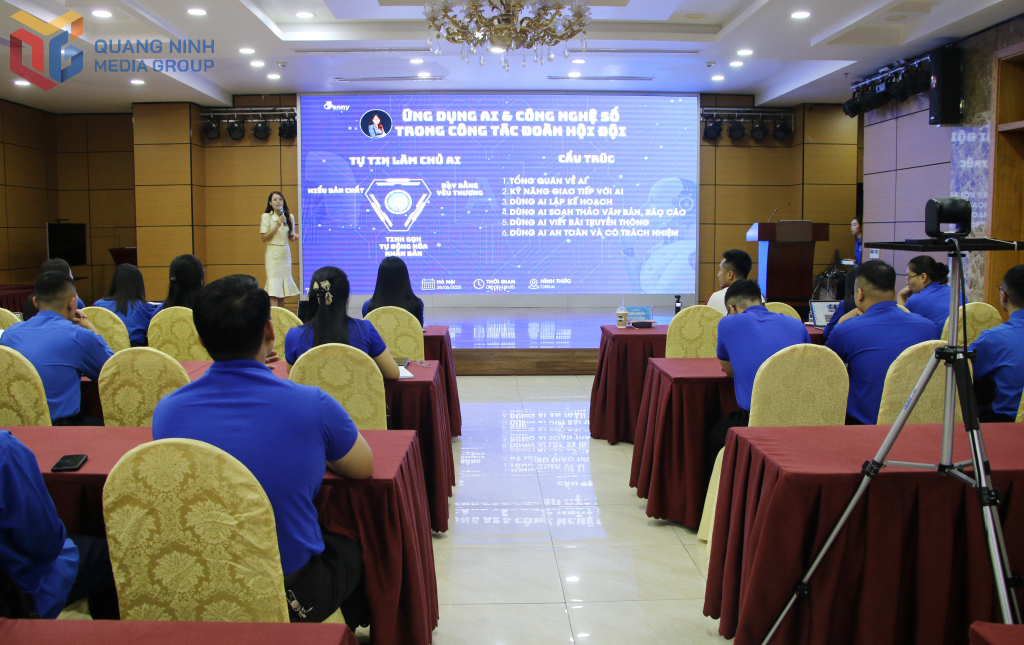 Chuyên gia giới thiệu, hướng dẫn các kỹ năng ứng dụng AI trong công tác Đoàn - Hội - Đội cho đoàn viên, thanh niên. Chuyên gia giới thiệu, hướng dẫn các kỹ năng ứng dụng AI trong công tác Đoàn - Hội - Đội cho đoàn viên, thanh niên.