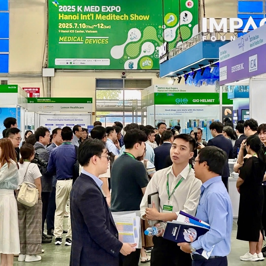 Khách tham quan tại triển lãm