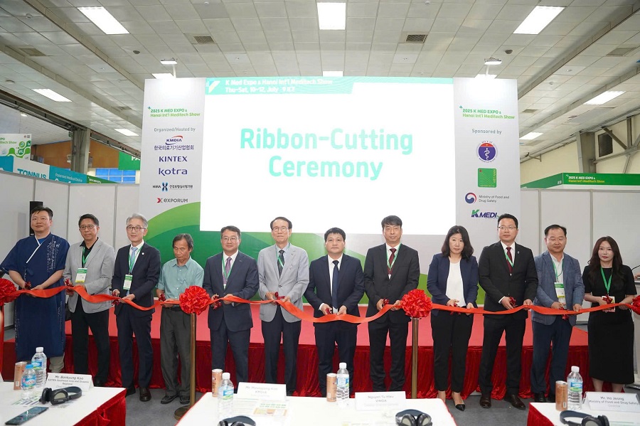 Các đại biểu cắt băng khai mạc triển lãm