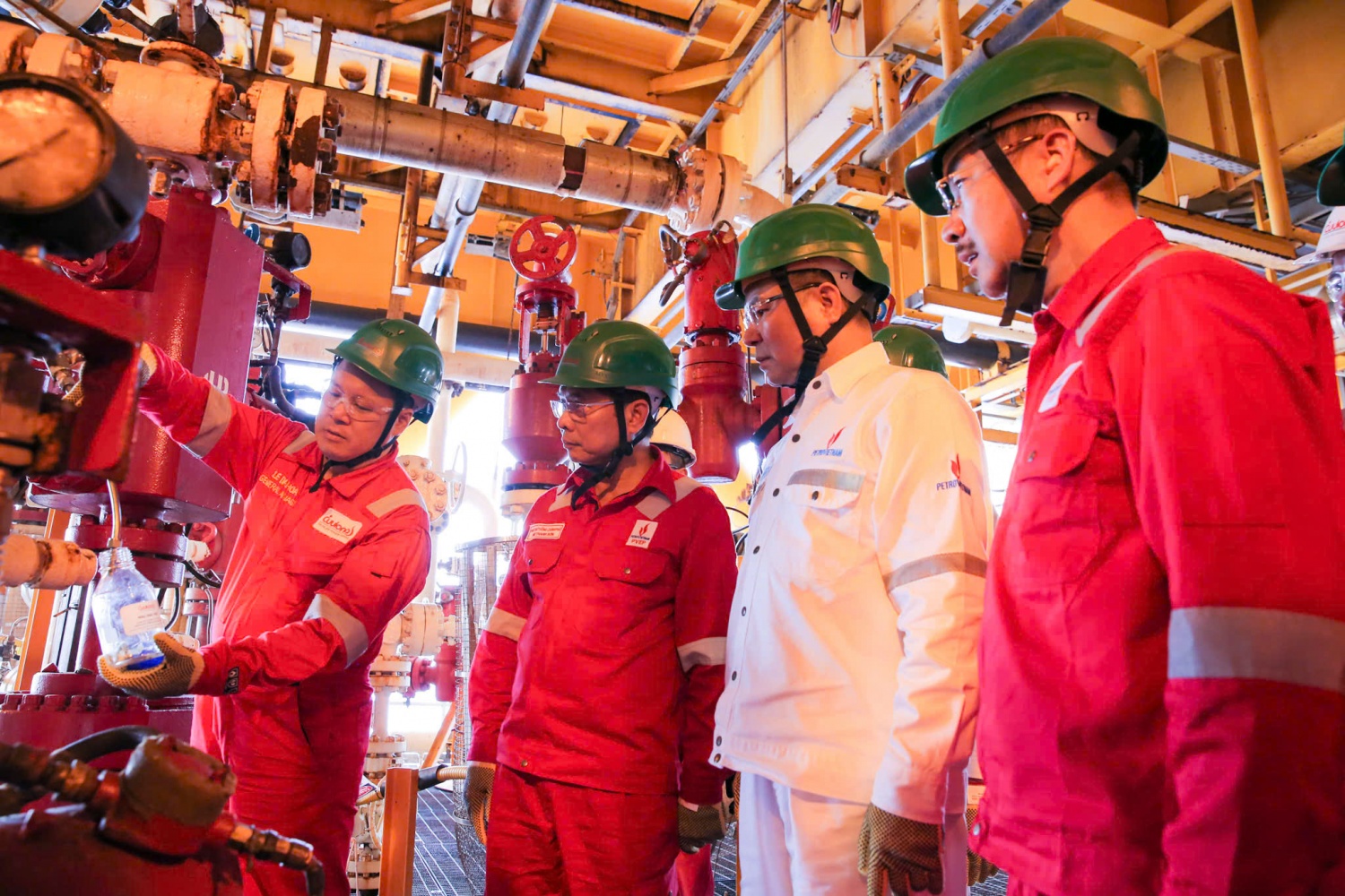 Đoàn công tác của lãnh đạo Chính phủ, Petrovietnam, PVEP kiểm tra hoạt động trên giàn điều khiển trung tâm mỏ Sư Tử Vàng