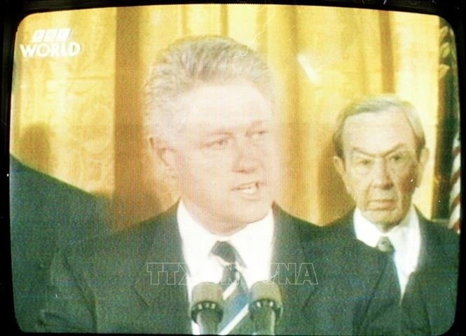 Tổng thống Bill Clinton thông báo quyết định bình thường hóa quan hệ ngoại giao Việt Nam - Hoa Kỳ vào năm 1995. (Ảnh: TTXVN)