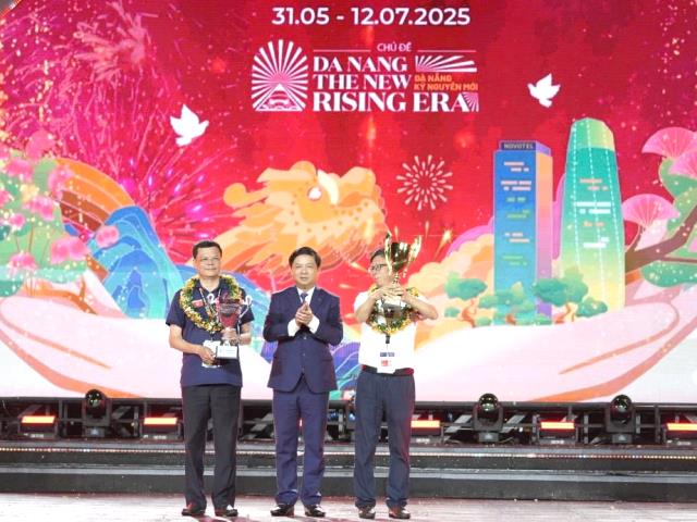 Ông Lương Nguyễn Minh Triết trao cúp Quán quân cho Jiangxi Yangfeng và Á quân cho đội Z121 Vina Pyrotech.