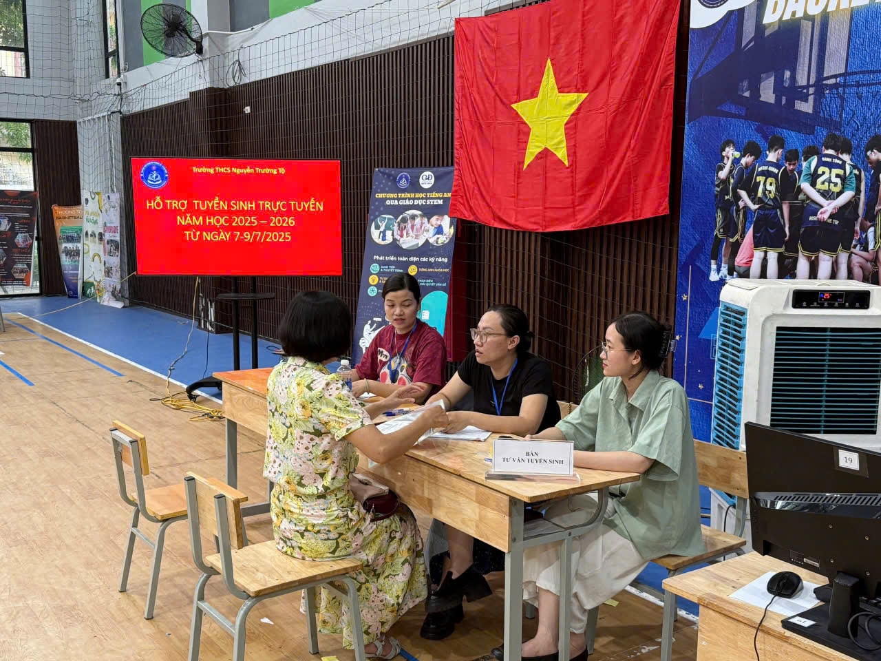 Phụ huynh đăng ký tuyển sinh vào lớp 6 năm học 2025 - 2026 tại Tường THCS Nguyễn Trường Tộ. Ảnh: Lê Nguyễn