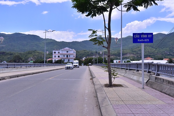 Khách sạn Châu Gia, ngay bên cạnh cầu Vĩnh Hy, khách sạn khá lớn, giá bình dân, phù hợp với khách nội địa