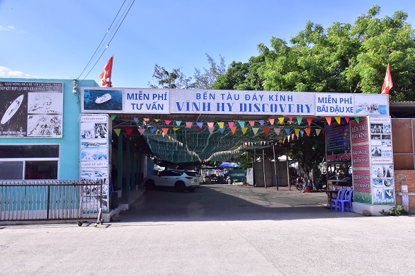 Bến tàu đáy kính Vĩnh Hy Discovery nổi tiếng tại Vĩnh Hy, đã hoạt động các đây nhiều năm