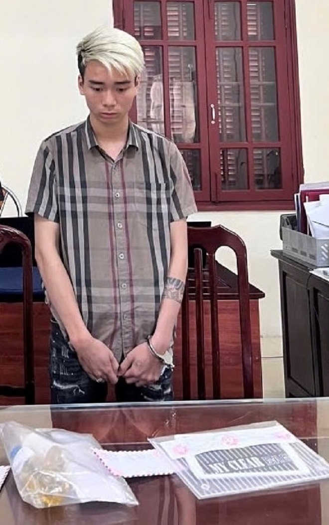 Đối tượng Đào Văn Khương và tang vật. Ảnh: Công an cung cấp