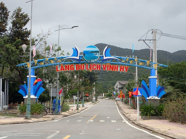 Cổng làng Vĩnh Hy, lối dẽ từ trục đường Phan Rang- Tháp Chàm đi Cam Ranh để vào vịnh Vĩnh Hy