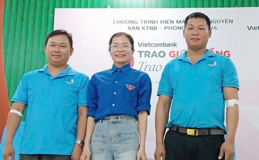 Ba đoàn viên Nguyễn Xuân Tiến, Nguyễn Thị Vân và Trần Văn Thành (từ trái qua) vượt hơn 70km để kịp thời hiến máu cứu người.