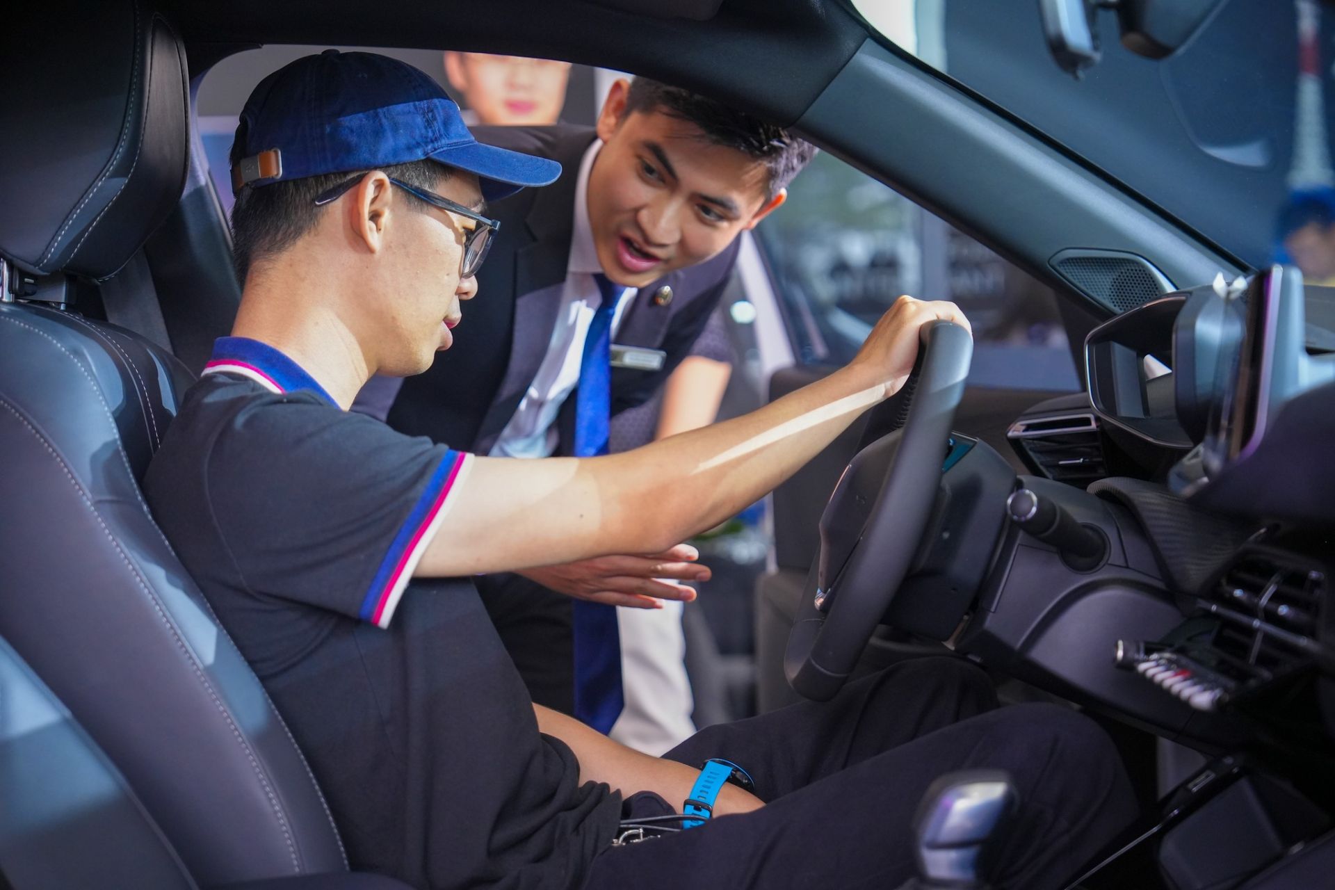 Khách hàng trực tiếp khám phá & trải nghiệm và lái thử các dòng xe thế hệ mới