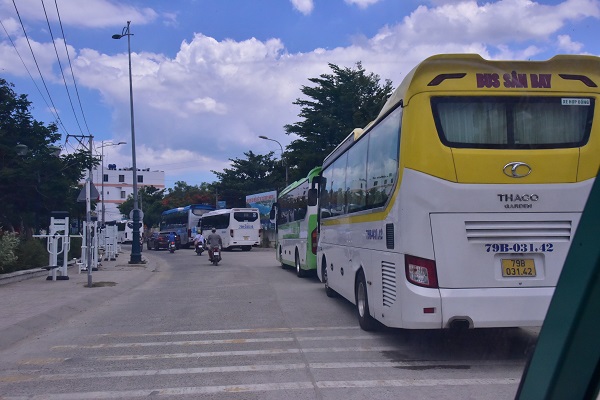 Các loại xe du lịch đều có thể đưa khách đến Vĩnh Hy