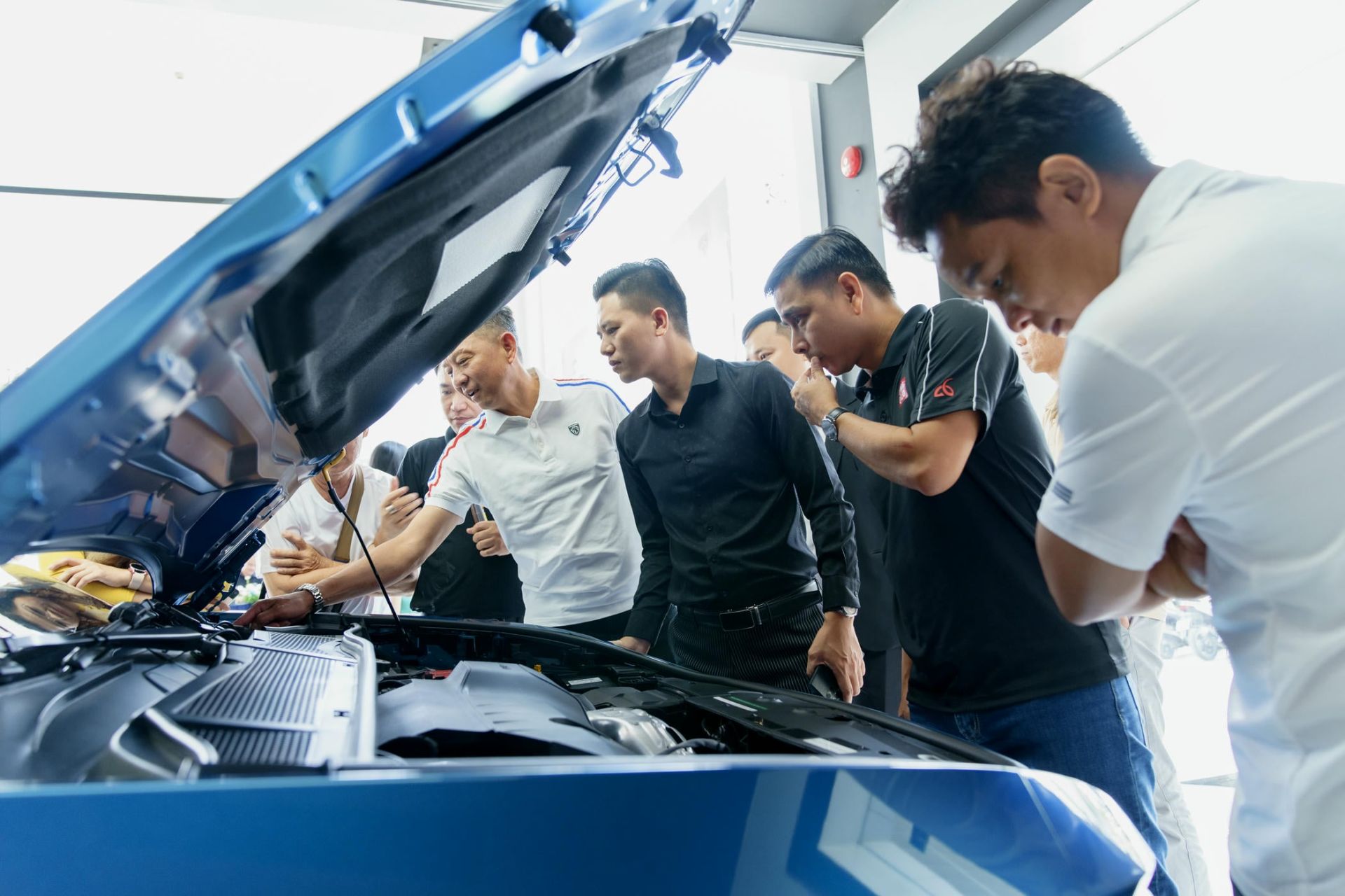 Đội ngũ kỹ thuật viên THACO AUTO hướng dẫn khách hàng kiểm tra và chăm sóc xe Đội ngũ kỹ thuật viên THACO AUTO hướng dẫn khách hàng kiểm tra và chăm sóc xe