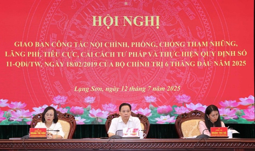 Các đồng chí chủ trì hội nghị Các đồng chí chủ trì hội nghị
