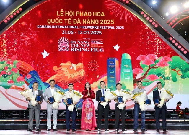 Phó Chủ tịch UBND TP. Đà Nẵng bà Nguyễn Thị Anh Thi (thứ 4 từ trái sang) trao chứng nhận cho các nhà tài trợ.