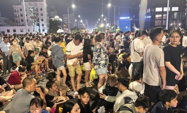 Đông nghịt người xem pháo hoa trên cầu sông Hàn trong đêm chung kết