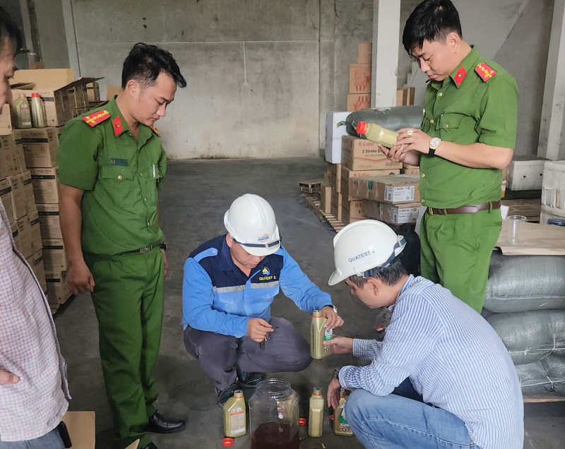 Lực lượng chức năng kiểm tra hàng hóa vi phạm Lực lượng chức năng kiểm tra hàng hóa vi phạm