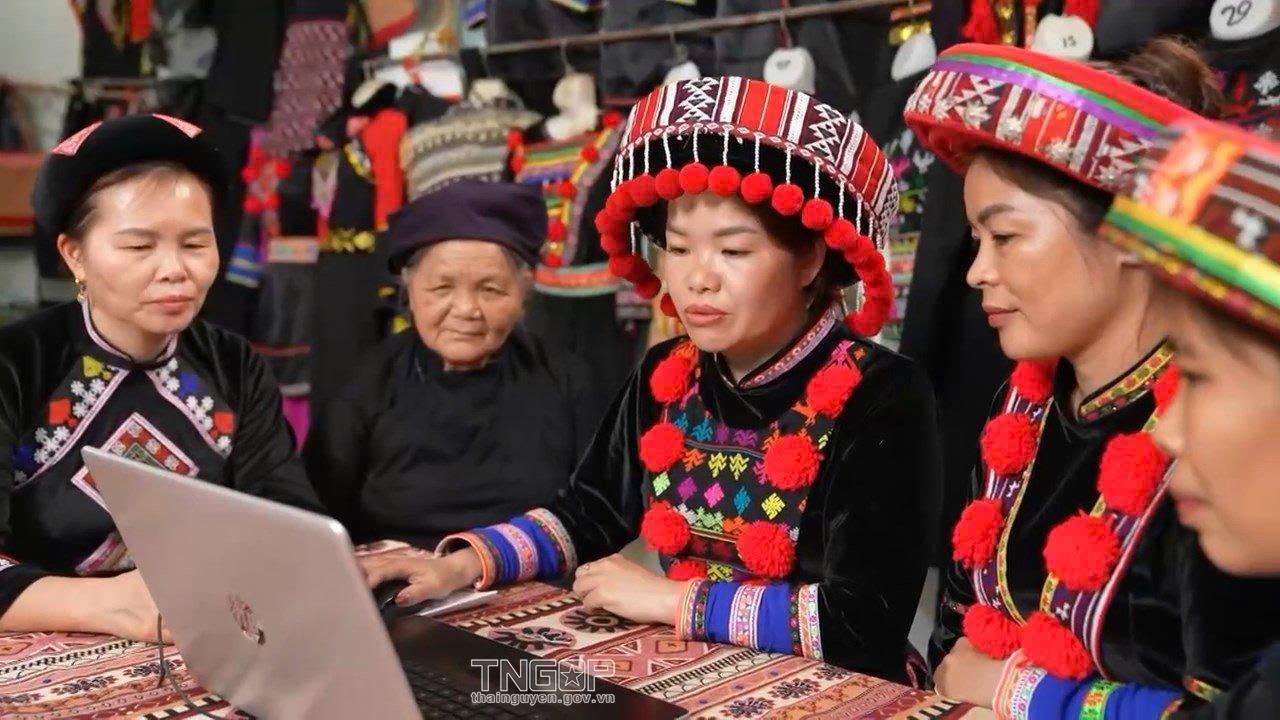 Chị Lý Thị Quyên, Giám đốc HTX Thiên An và các thành viên tiếp cận khách hàng trên các nền tảng số