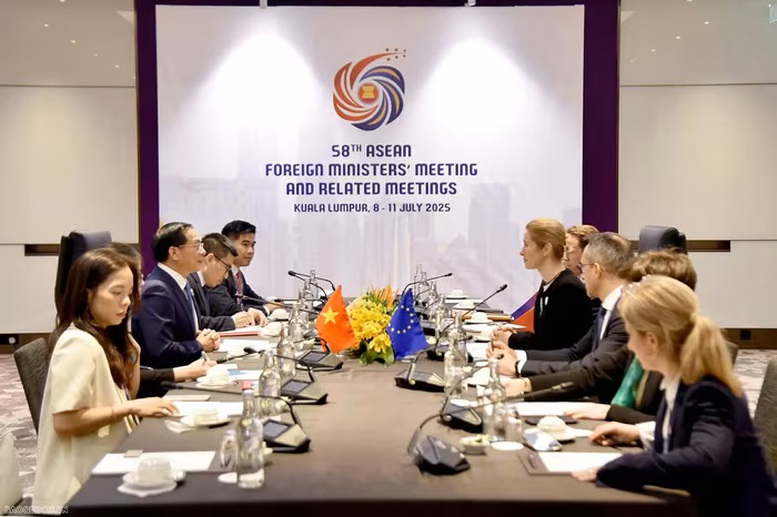 Phó Thủ tướng, Bộ trưởng Ngoại giao Bùi Thanh Sơn đề nghị EU thúc đẩy hoàn tất phê chuẩn Hiệp định Bảo hộ đầu tư Việt Nam-EU (EVIPA), sớm gỡ bỏ Thẻ vàng đối với xuất khẩu hải sản của Việt Nam Phó Thủ tướng, Bộ trưởng Ngoại giao Bùi Thanh Sơn đề nghị EU thúc đẩy hoàn tất phê chuẩn Hiệp định Bảo hộ đầu tư Việt Nam-EU (EVIPA), sớm gỡ bỏ Thẻ vàng đối với xuất khẩu hải sản của Việt Nam