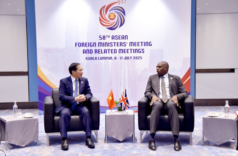 Ngoại trưởng Anh ủng hộ xây dựng trung tâm tài chính của Việt Nam