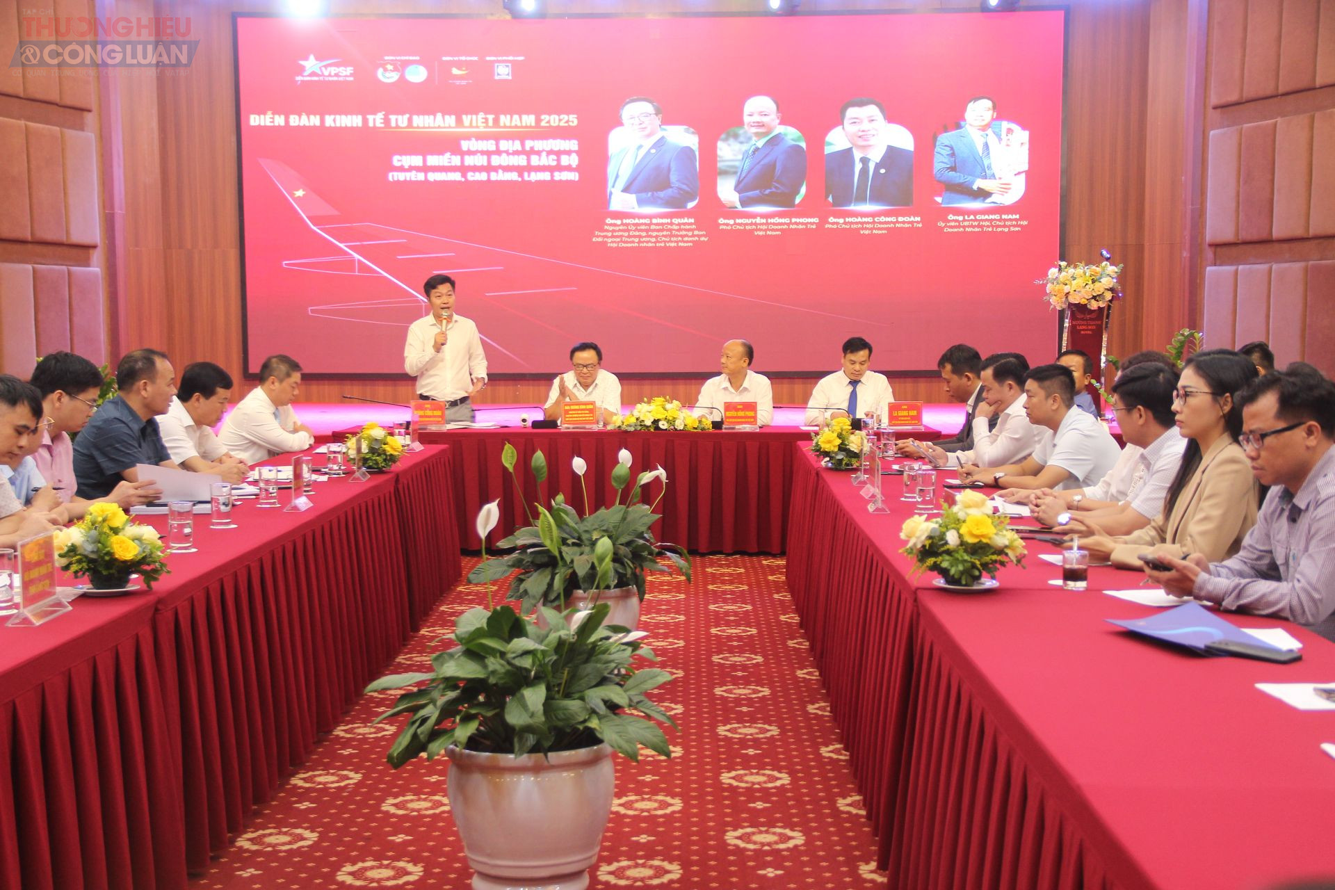 Lãnh đạo Hội Doanh nhân trẻ Việt Nam chủ trì phiên thảo luận tại Diễn đàn