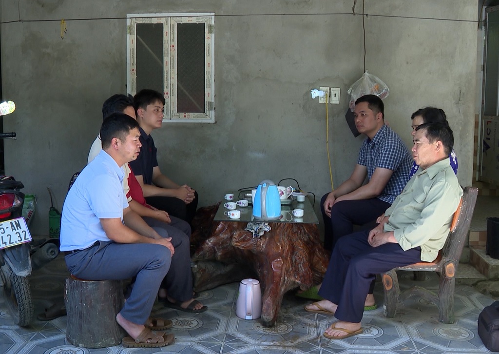 Cán bộ Văn hóa xã thường xuyên xuống bản tuyên truyền, vận động Nhân dân xóa bỏ các hủ tục lạc hậu. Cán bộ Văn hóa xã thường xuyên xuống bản tuyên truyền, vận động Nhân dân xóa bỏ các hủ tục lạc hậu.