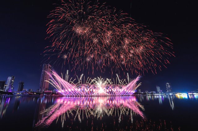 Với màn trình diễn đẳng cấp, chinh phục mọi giác quan của khán giả và ban giám khảo, đội pháo hoa Trung Quốc đã giành ngôi vị quán quân DIFF 2025, với cúp vô địch và phần thưởng trị giá 20.000 USD.