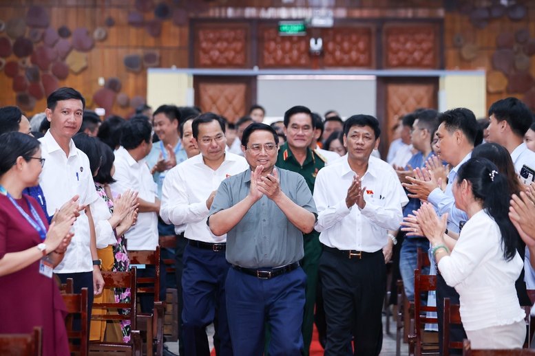 Thủ tướng Phạm Minh Chính cùng Đoàn đại biểu Quốc hội Cần Thơ tiếp xúc cử tri là đại diện cán bộ, giảng viên các trường đại học, cao đẳng, viện nghiên cứu, cán bộ, công chức, viên chức ngành khoa học công nghệ - Ảnh: VGP/Nhật Bắc Thủ tướng Phạm Minh Chính cùng Đoàn đại biểu Quốc hội Cần Thơ tiếp xúc cử tri là đại diện cán bộ, giảng viên các trường đại học, cao đẳng, viện nghiên cứu, cán bộ, công chức, viên chức ngành khoa học công nghệ - Ảnh: VGP/Nhật Bắc