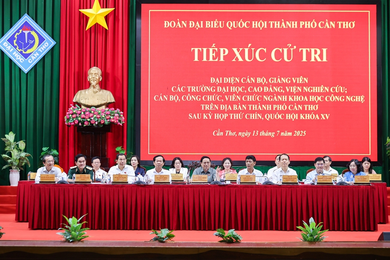 Thủ tướng cho biết, trong năm nay sẽ bảo đảm 3% ngân sách Nhà nước và sang năm sẽ dành ít nhất 5% ngân sách Nhà nước cho lĩnh vực phát triển khoa học công nghệ, đổi mới sáng tạo, chuyển đổi số; có các chính sách về thuế, phí, lệ phí ưu đãi, tiếp cận nguồn lực bình đẳng và ưu đãi tín dụng - Ảnh: VGP/Nhật Bắc Thủ tướng cho biết, trong năm nay sẽ bảo đảm 3% ngân sách Nhà nước và sang năm sẽ dành ít nhất 5% ngân sách Nhà nước cho lĩnh vực phát triển khoa học công nghệ, đổi mới sáng tạo, chuyển đổi số; có các chính sách về thuế, phí, lệ phí ưu đãi, tiếp cận nguồn lực bình đẳng và ưu đãi tín dụng - Ảnh: VGP/Nhật Bắc