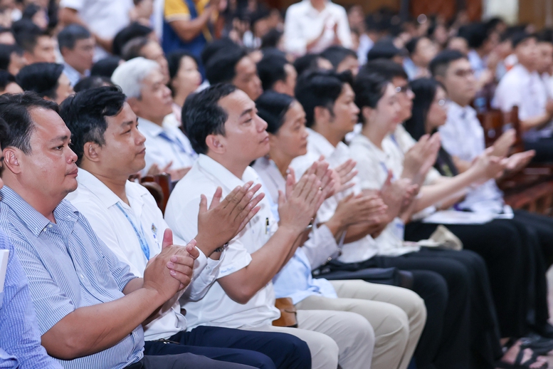 Khoảng 1.000 người dự buổi tiếp xúc cử tri của Thủ tướng Phạm Minh Chính và Đoàn đại biểu Quốc hội TP. Cần Thơ - Ảnh: VGP/Nhật Bắc Khoảng 1.000 người dự buổi tiếp xúc cử tri của Thủ tướng Phạm Minh Chính và Đoàn đại biểu Quốc hội TP. Cần Thơ - Ảnh: VGP/Nhật Bắc