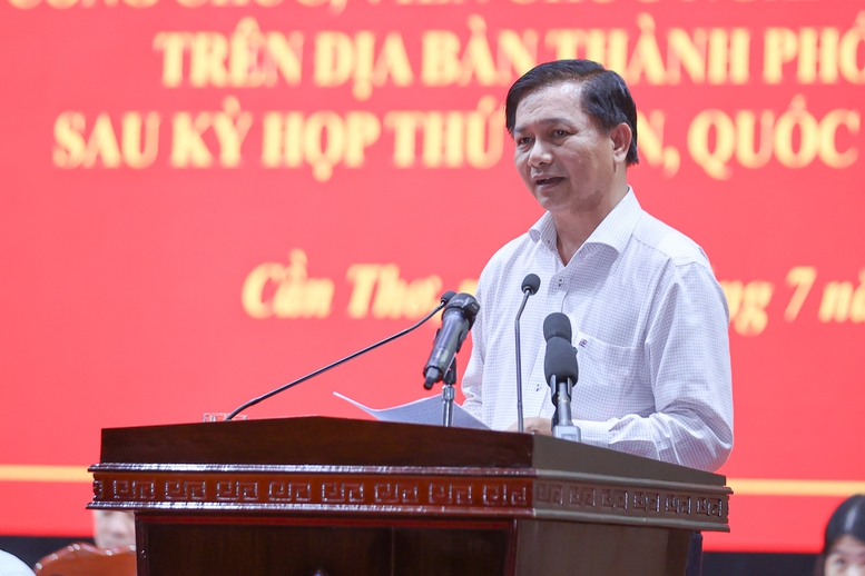 Chủ tịch UBND TP. Cần Thơ Trần Văn Lâu giải đáp kiến nghị của cử tri - Ảnh: VGP/Nhật Bắc Chủ tịch UBND TP. Cần Thơ Trần Văn Lâu giải đáp kiến nghị của cử tri - Ảnh: VGP/Nhật Bắc