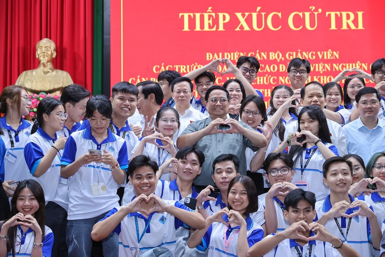 Thủ tướng chụp ảnh lưu niệm với các bạn sinh viên ở TP. Cần Thơ - Ảnh: VGP/Nhật Bắc Thủ tướng chụp ảnh lưu niệm với các bạn sinh viên ở TP. Cần Thơ - Ảnh: VGP/Nhật Bắc
