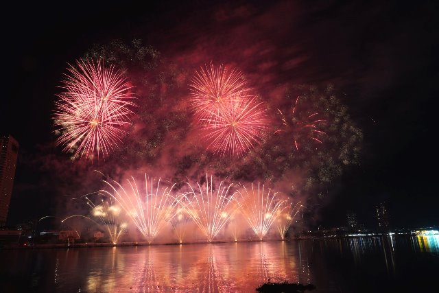 Đội pháo hoa chủ nhà Z121 Vina Pyrotech với 7000 quả pháo, cùng những ca khúc được đặc biệt lựa chọn để thể hiện khát vọng vươn lên trong hòa bình và ổn định của dân tộc Việt Nam, đã cho thấy pháo hoa Việt Nam không thua kém bất cứ cường quốc pháo hoa nào.