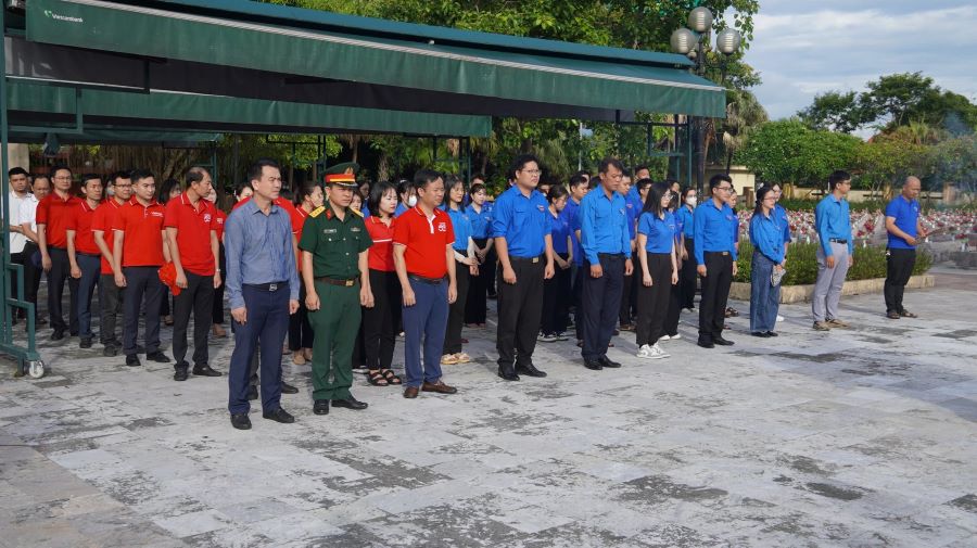 Các đại biểu làm lễ dâng hương lên đài tưởng niệm các anh hùng, liệt sĩ.