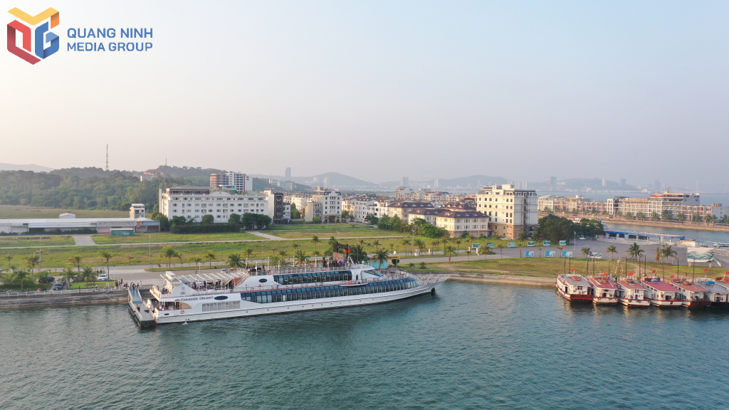Du thuyền nhà hàng là một sản phẩm thành công trong quá trình phát triển sản phẩm du lịch đặc thù trên Vịnh Hạ Long. Du thuyền nhà hàng là một sản phẩm thành công trong quá trình phát triển sản phẩm du lịch đặc thù trên Vịnh Hạ Long.