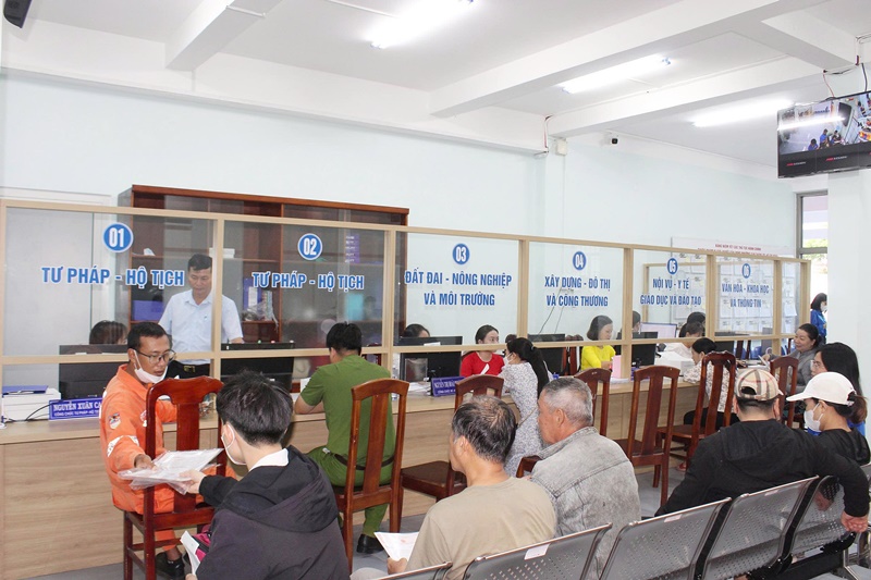 Người dân làm thủ tục hành chính tại Trung tâm Phục vụ hành chính công phường Tam Thắng